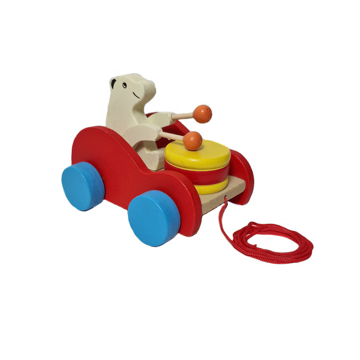Jucărie de tras din lemn – Ursuleț toboșar în mașinuță